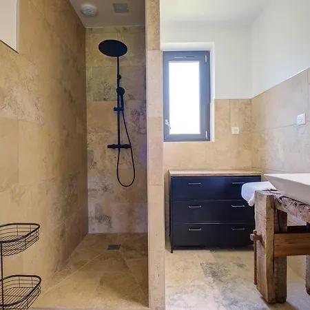 Combe Jolie Clim, Piscine & Jacuzzi *